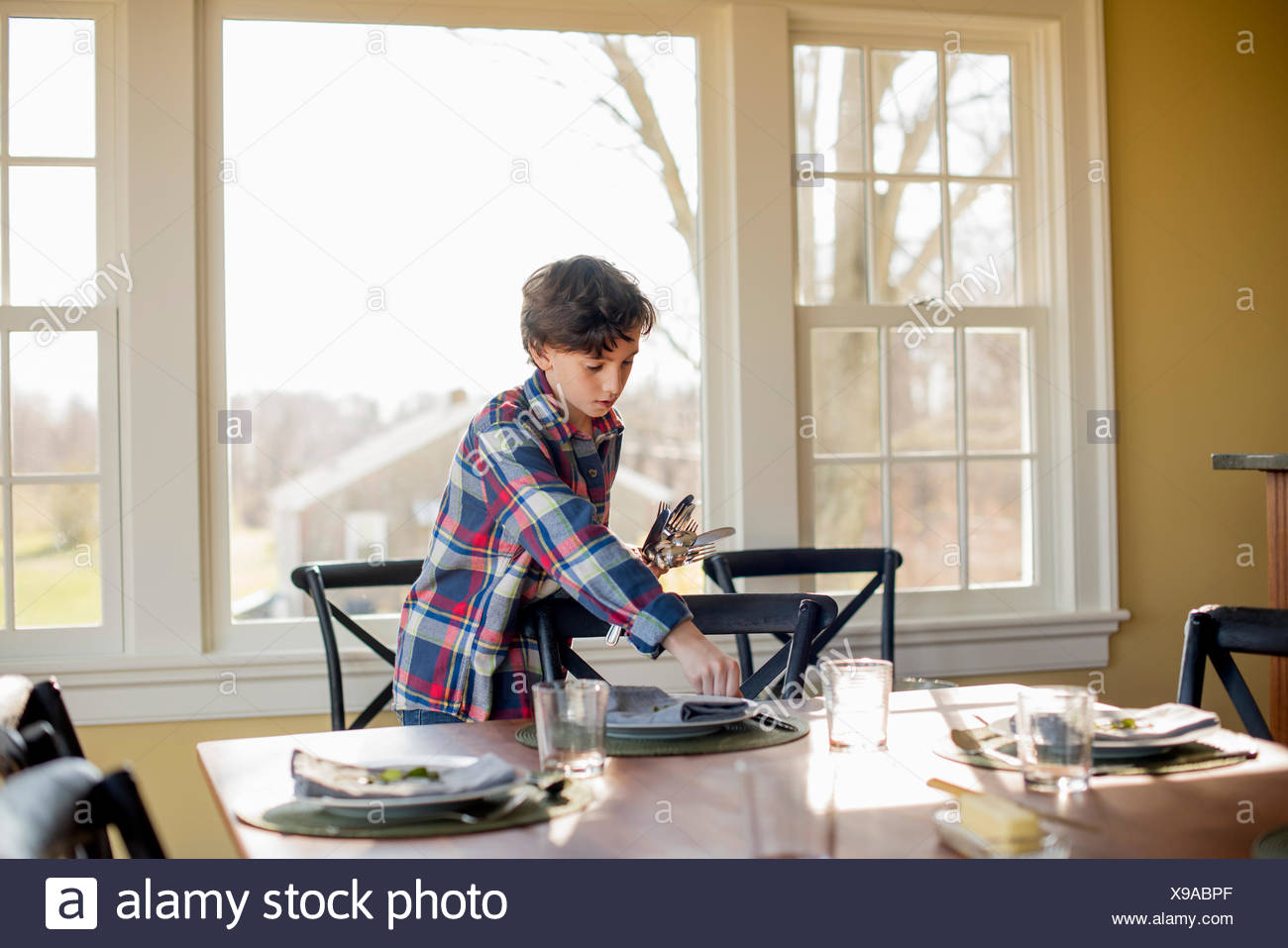 Un Jeune Garcon Mettre La Table Avec Des Couverts Et Verres Photo Stock Alamy Un Jeune Garcon Mettre La Table Avec Des Couverts Et Verres Photo Stock Alamy