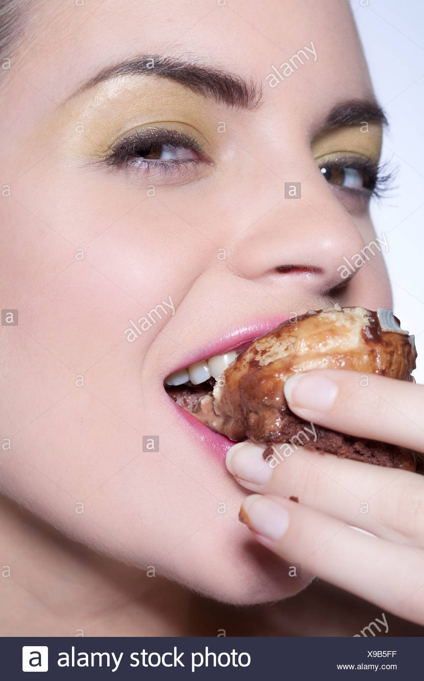 Femme Vêtu De Noir Eyeliner Fard à Paupières Rouge à