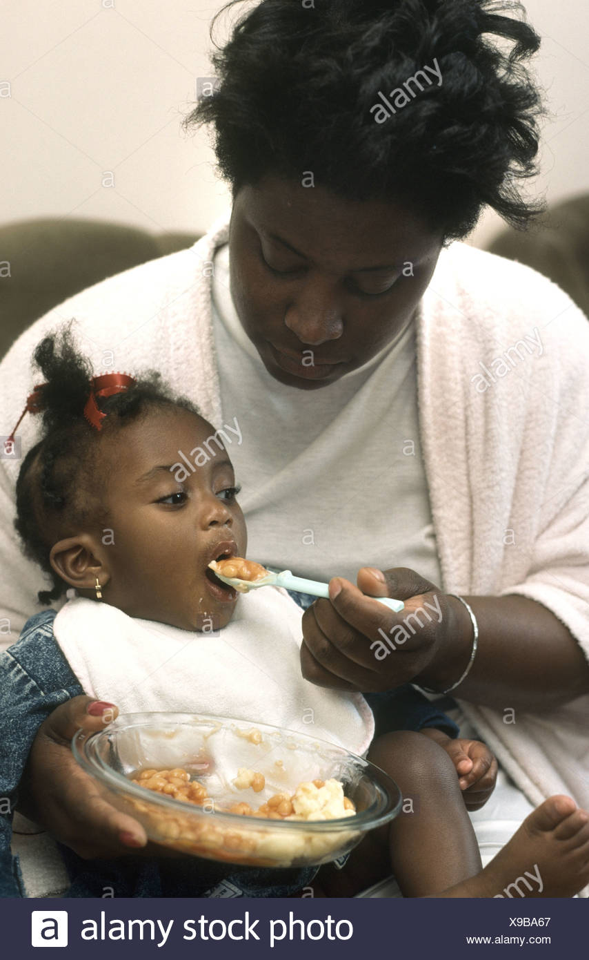 Mere Noire Spoon Nourrir Bebe Fille Photo Stock Alamy Mere Noire Spoon Nourrir Bebe Fille Photo Stock Alamy