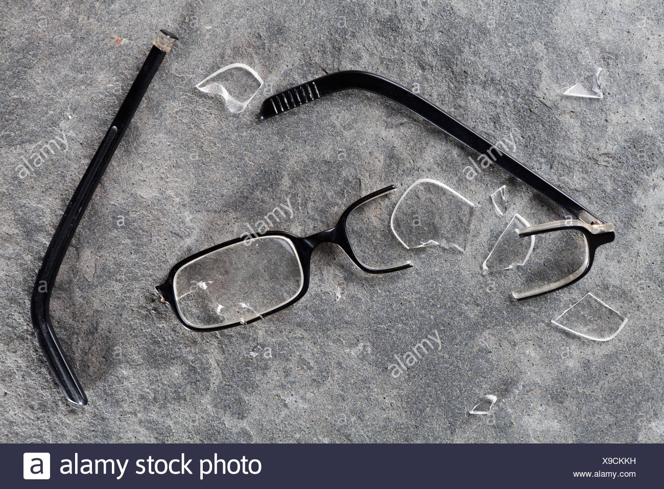 Une paire de lunettes cassée Photo Stock - Alamy