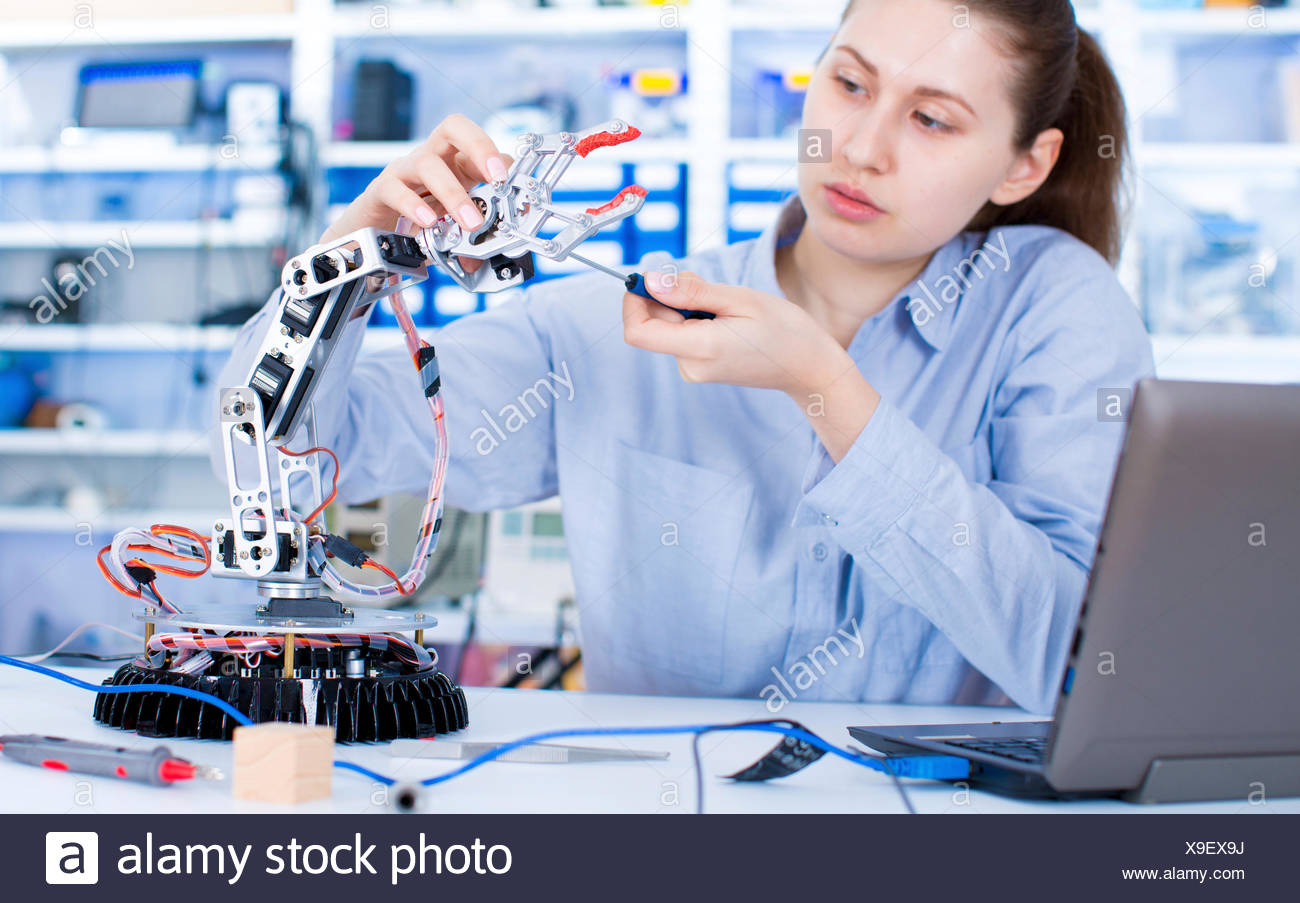 Femme Ingenieur Travaillant Dans Un Laboratoire De Robotique Photo Stock Alamy Femme Ingenieur Travaillant Dans Un Laboratoire De Robotique Photo Stock Alamy