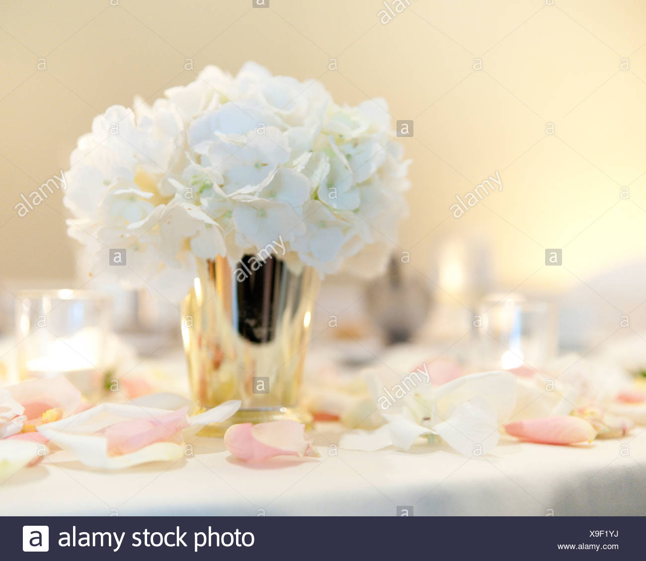 Un Bouquet De Fleurs Blanches Dans Un Vase Dargent Entouré