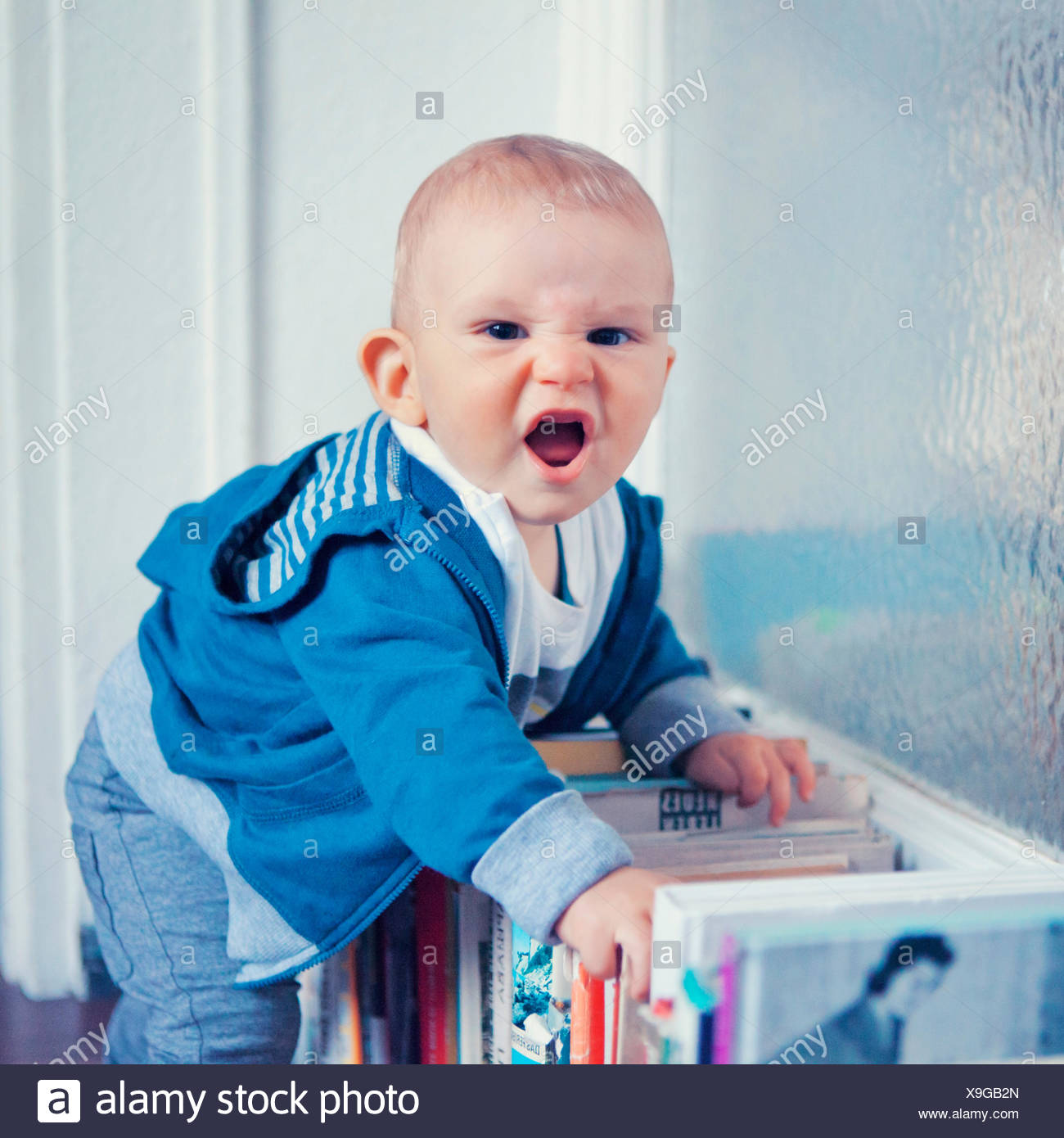 Petit Garcon Faisant Un Drole De Visage Photo Stock Alamy Petit Garcon Faisant Un Drole De Visage Photo Stock Alamy