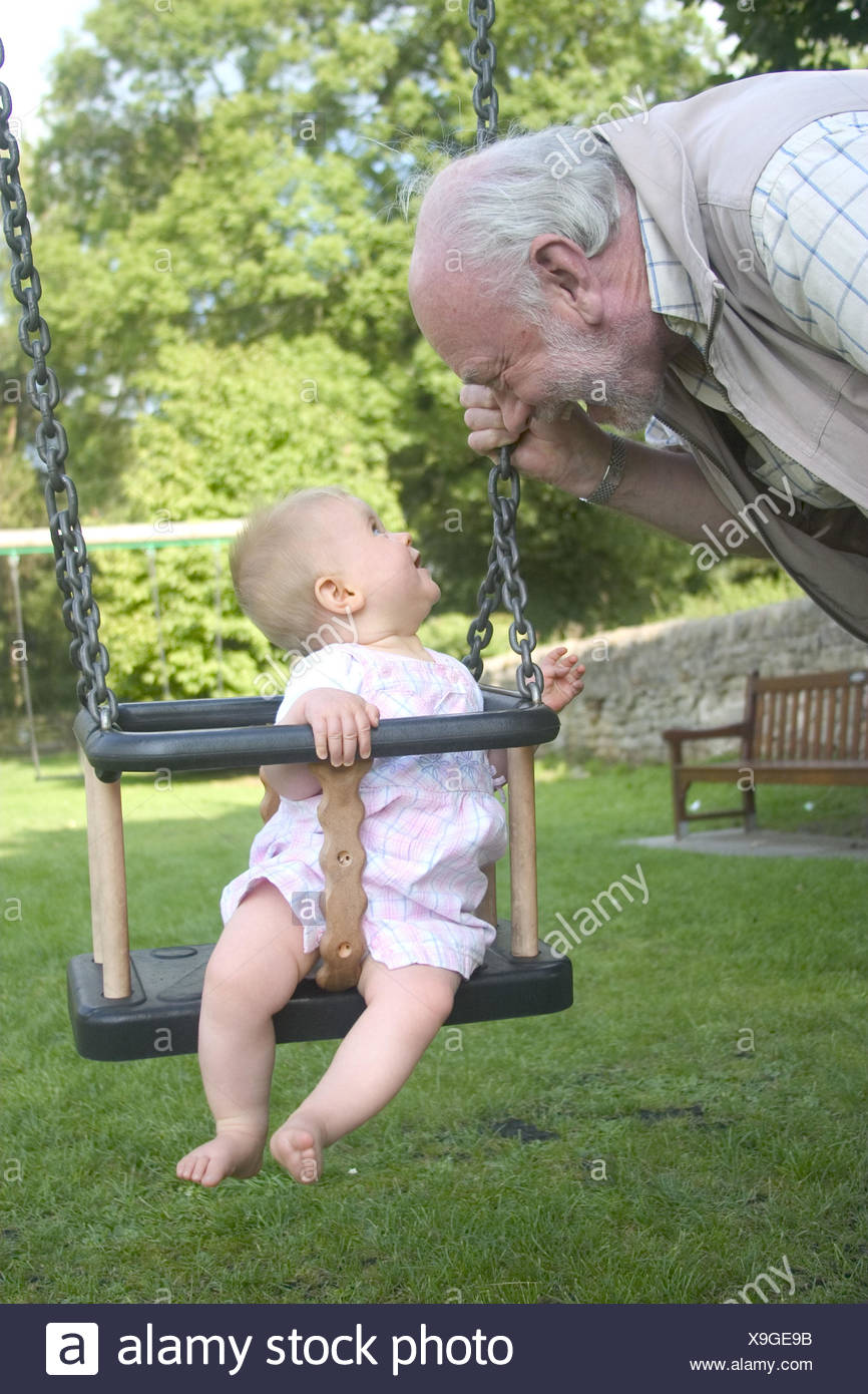 Jardin Balancoire Bebe S Asseoir Le Contact Oculaire Grand Pere Homme 70 Ans Patron De Chance Heureux Joie Enfants Petits Enfants Petite Fille Fille 5 9 Mois Fun Humour Considerer L Enfant Swing Swing L Ete A L Exterieur Photo
