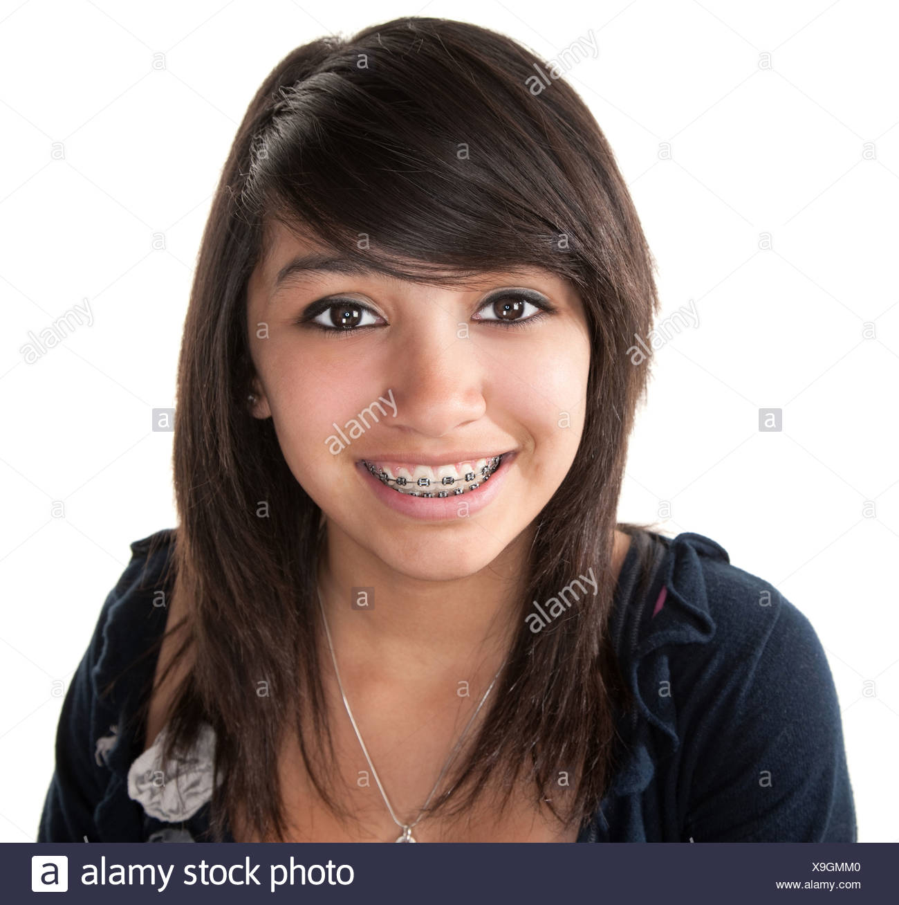 Cute Hispanic teenage girl smiling à bretelles sur un fond blanc Photo  Stock - Alamy