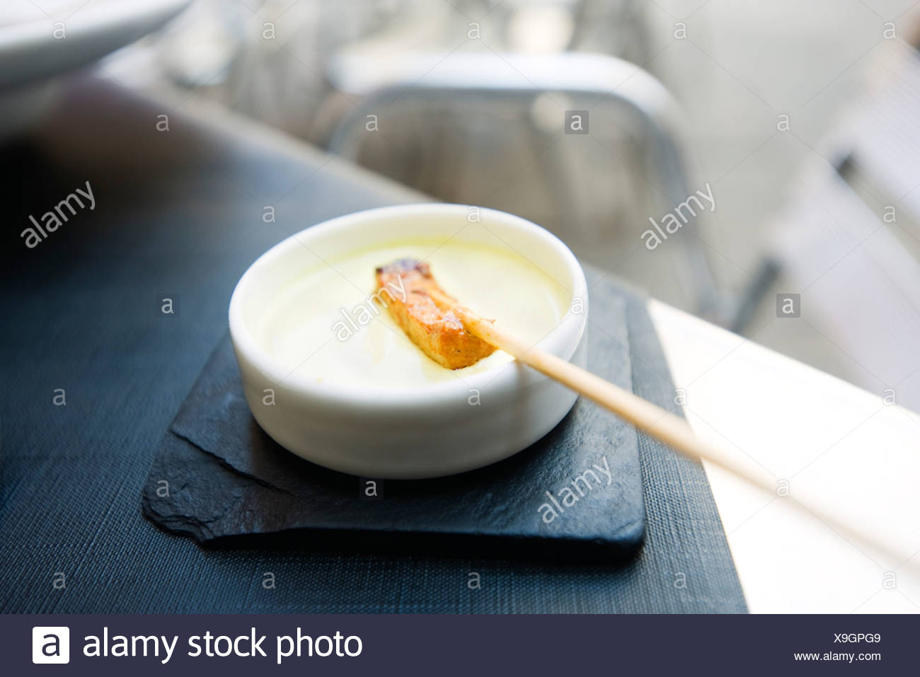 Rôti de porc sur la broche avec sauce Photo Stock - Alamy