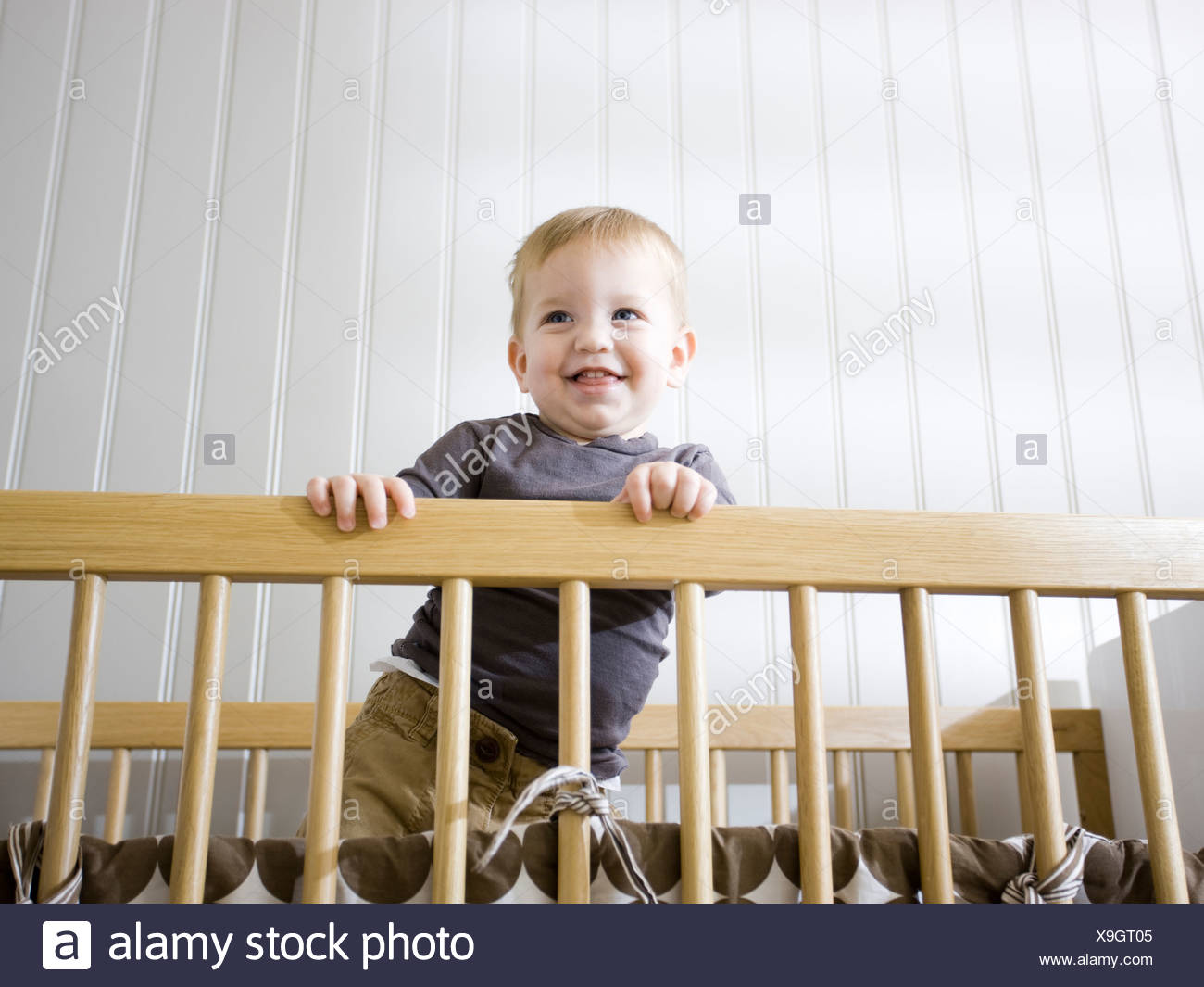 Usa Utah Provo Baby Boy 18 23 Mois Standing In Crib Photo Stock Alamy