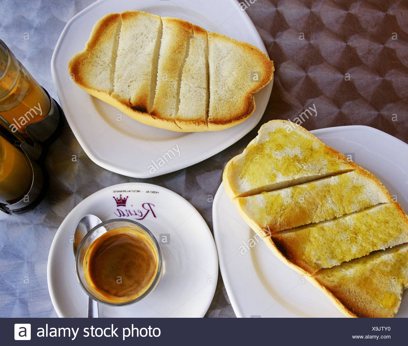 Espagnol Typique Petit Dejeuner Cafe Et Du Pain Avec De L Huile D Olive Malaga Andalousie Espagne Photo Stock Alamy