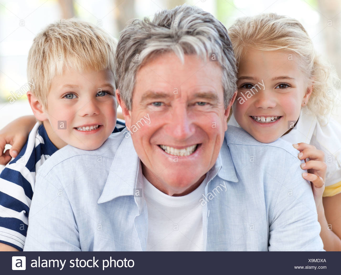 Joyfull petite famille regardant la caméra Banque D'Images