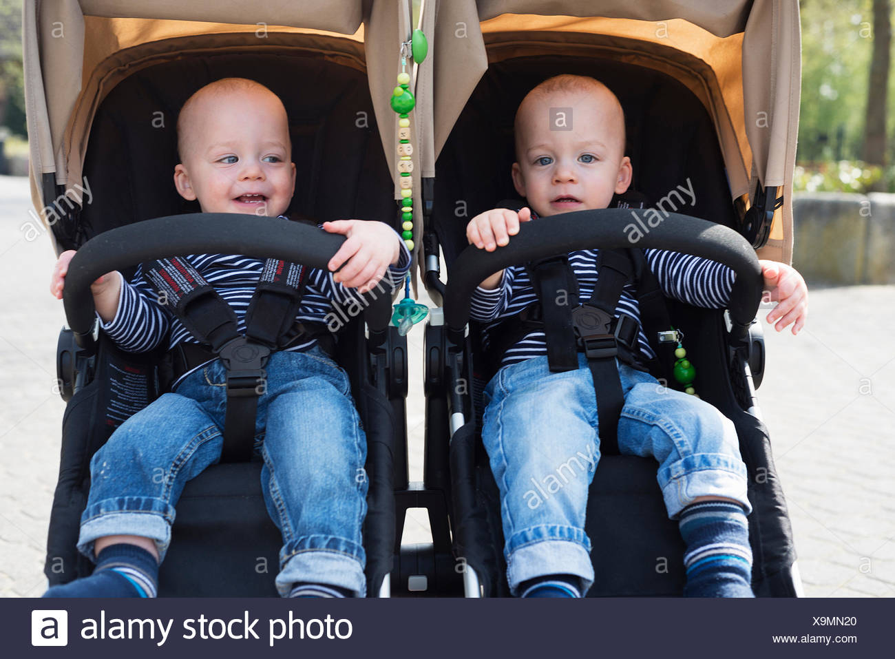 Portrait De Bebe Des Freres Jumeaux En Poussette Au Parc Photo Stock Alamy Portrait De Bebe Des Freres Jumeaux En Poussette Au Parc Photo Stock Alamy