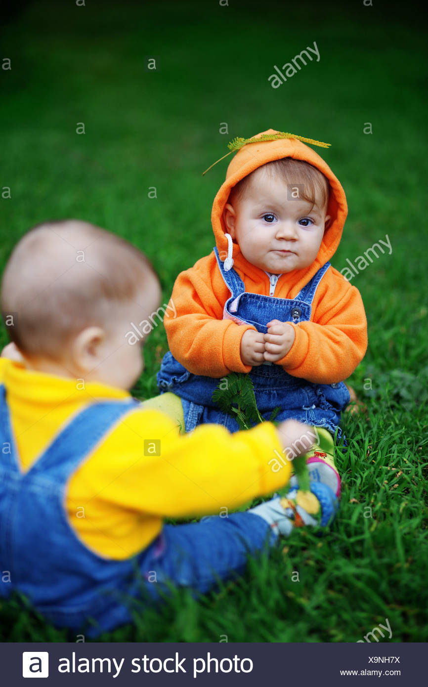 Bebes Jumeaux Mignon Assis Sur L Herbe Verte Fraiche Dans Park Photo Stock Alamy Bebes Jumeaux Mignon Assis Sur L Herbe Verte Fraiche Dans Park Photo Stock Alamy