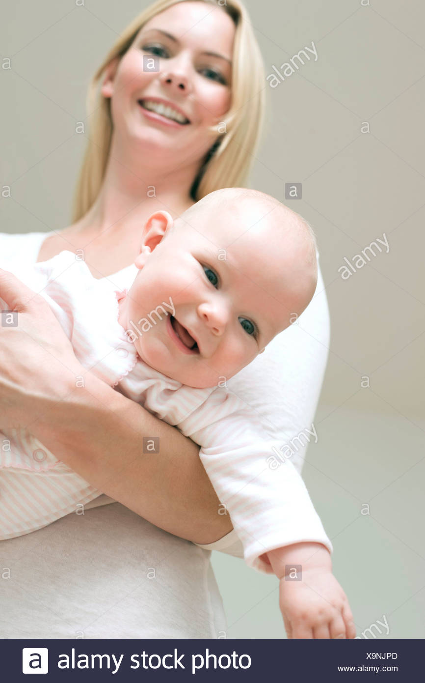 La Mere Et Le Bebe Mere Tenant Son Bebe De 7 Mois Fille Photo Stock Alamy