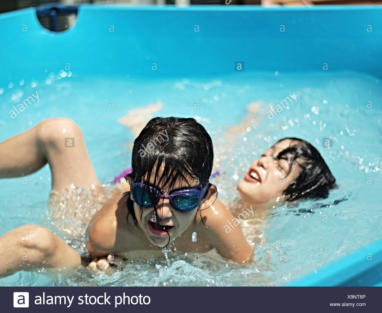 Deux garçons jouant dans la piscine Banque D'Images