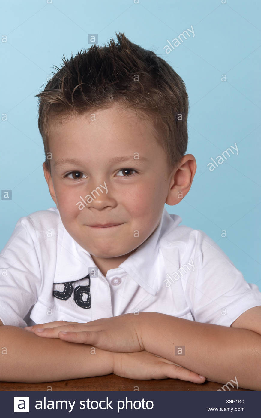Garcon 5 Ans Voir L Appareil Photo Sourire Portrait Studio Modele Libere Personnes Enfant Enfant D Age Prescolaire Un Jardin D Enfant Heureux L Auto Assurance De Couleurs Vives Effronte Malicieusement Enfance Enfant Polo Portrait