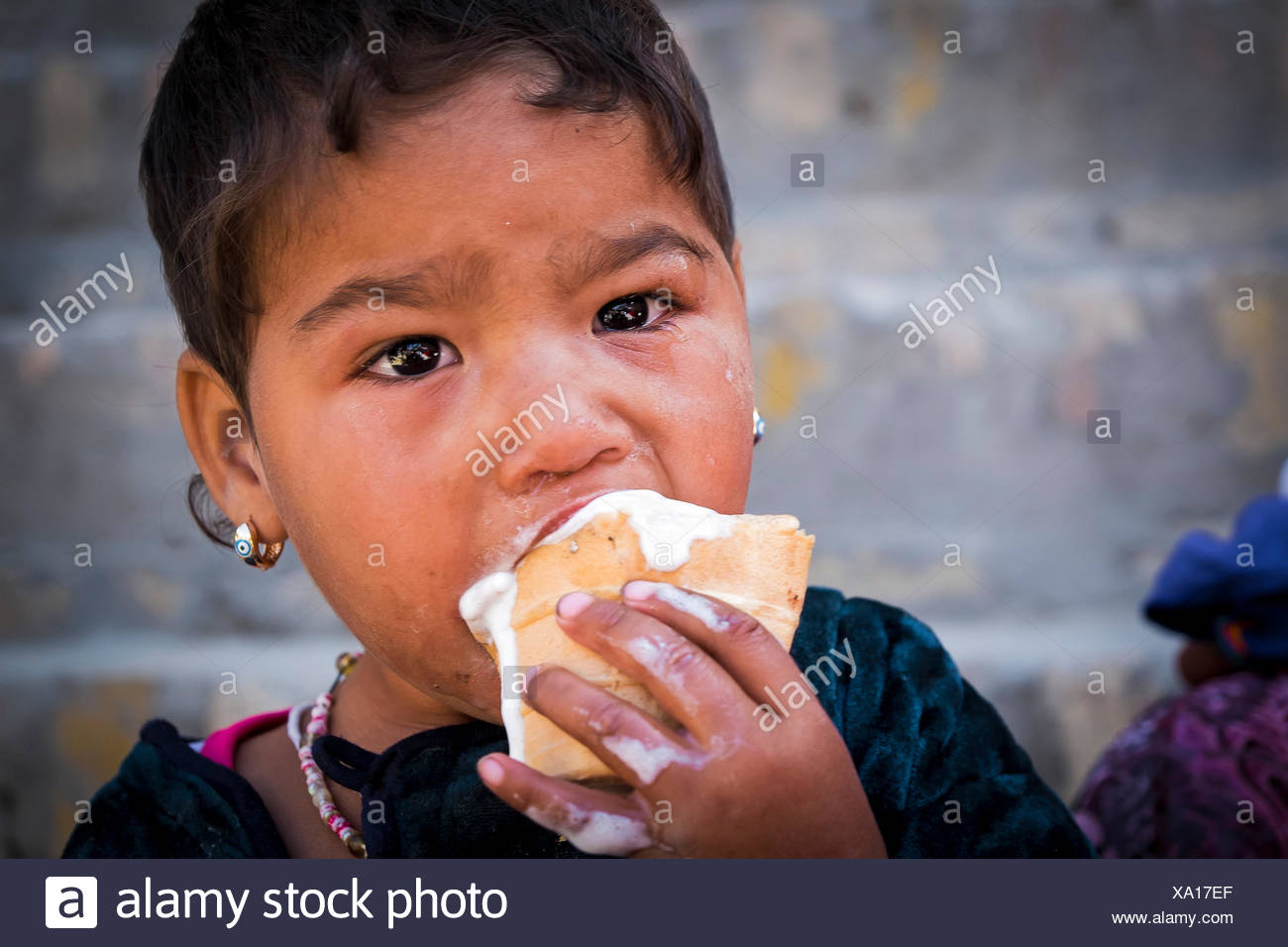 Khiva Ouzbekistan L Asie Centrale Portrait D Enfant Qui Mange Une Glace Photo Stock Alamy Khiva Ouzbekistan L Asie Centrale Portrait D Enfant Qui Mange Une Glace Photo Stock Alamy