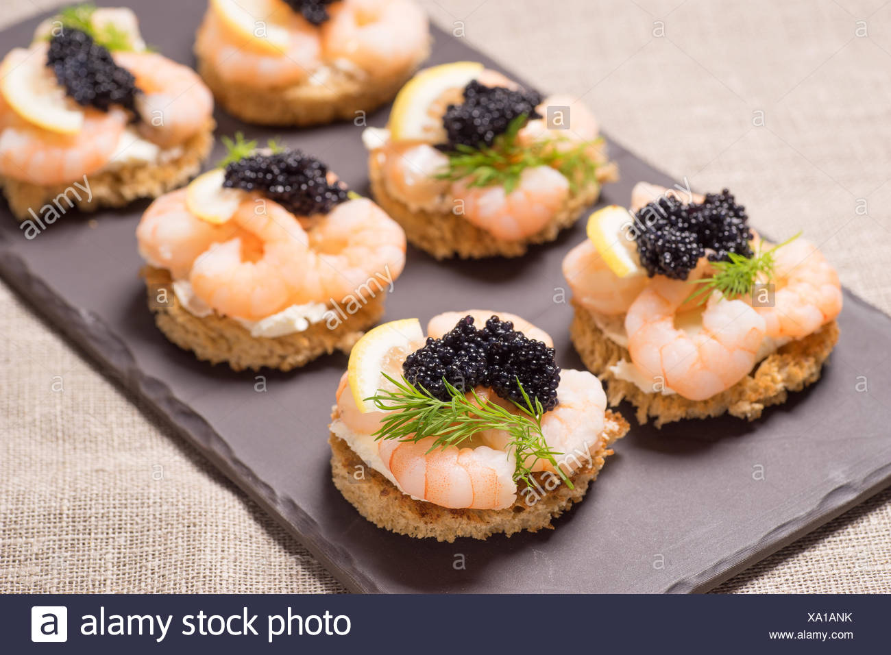 Apéritif crevettes servi sur pain grillé Banque D'Images Apéritif crevettes servi sur pain grillé Banque D'Images