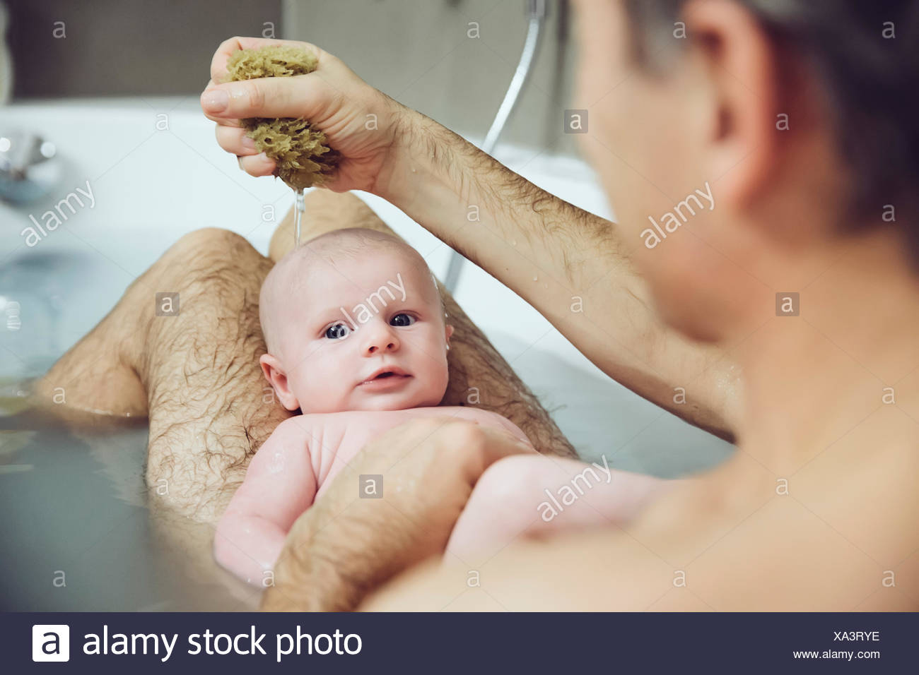 Le Pere Et Le Bebe De Prendre Un Bain Avec Une Eponge Naturelle Photo Stock Alamy Le Pere Et Le Bebe De Prendre Un Bain Avec Une Eponge Naturelle Photo Stock Alamy