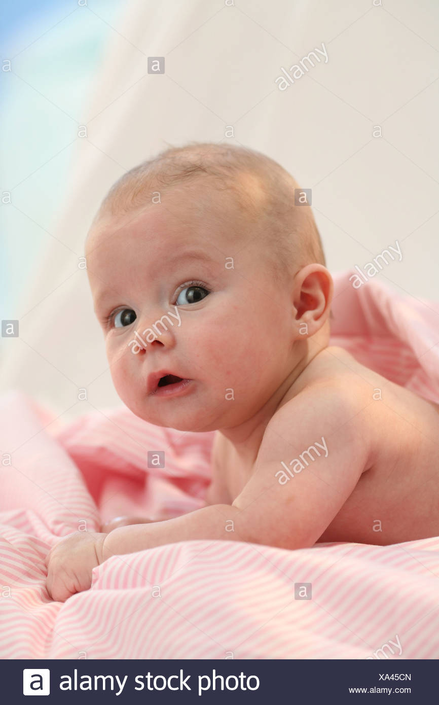 Bebe Couche Sur Le Ventre Tete Portrait Ascenseurs 4 Mois Eveil Bebe Repose Sur Le Ventre D Observation De L Appareil Photo Un Regard De Couvertures Photo Stock Alamy Bebe Couche Sur Le Ventre Tete Portrait Ascenseurs 4 Mois Eveil Bebe Repose Sur Le Ventre D Observation De L Appareil Photo Un Regard De Couvertures Photo Stock Alamy