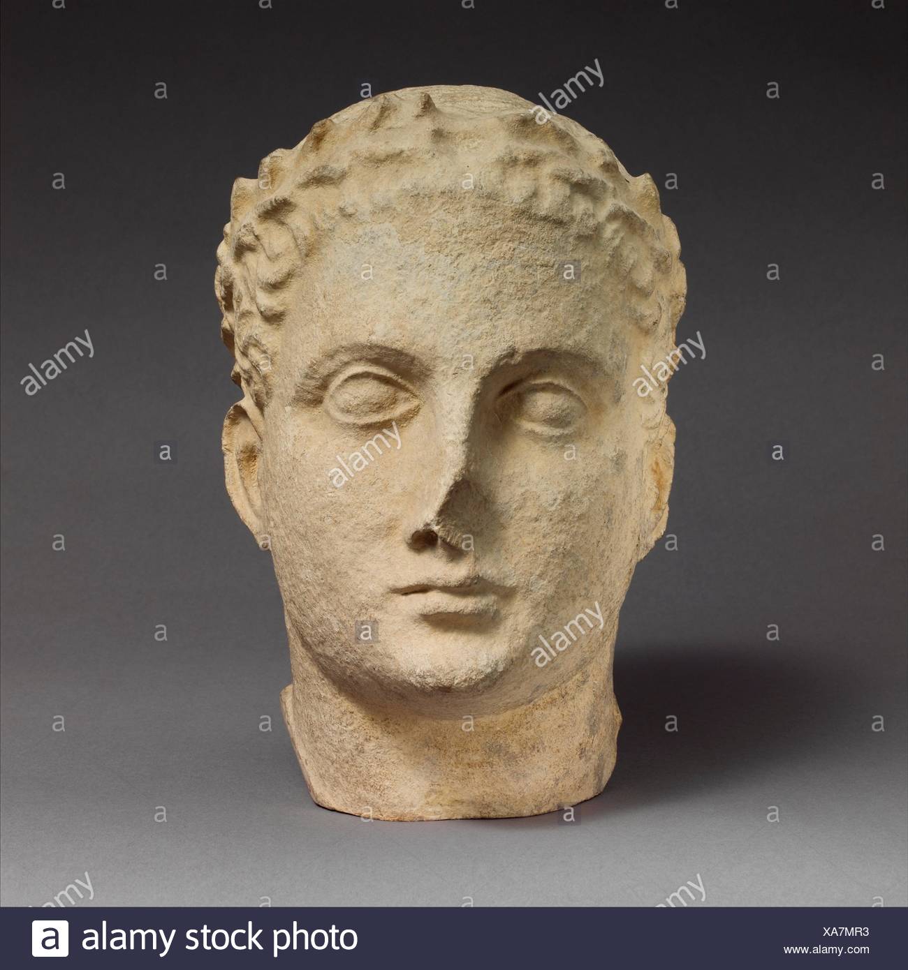 Tête en pierre calcaire d'hommes imberbes votary. Période hellénistique : ; Date : 2ème siècle avant J.C, Culture : moyen ; chypriote : pierre calcaire ; Dimensions : hors tout : 10 1/4 Banque D'Images