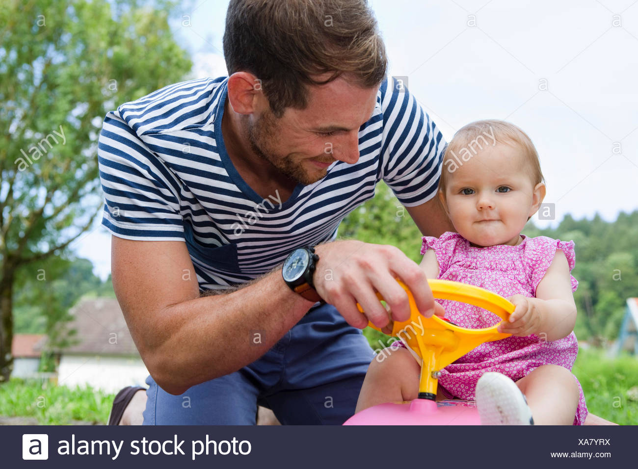 Mid Adult Man Avec Bebe Fille Sur Petite Voiture Dans Le Jardin Photo Stock Alamy