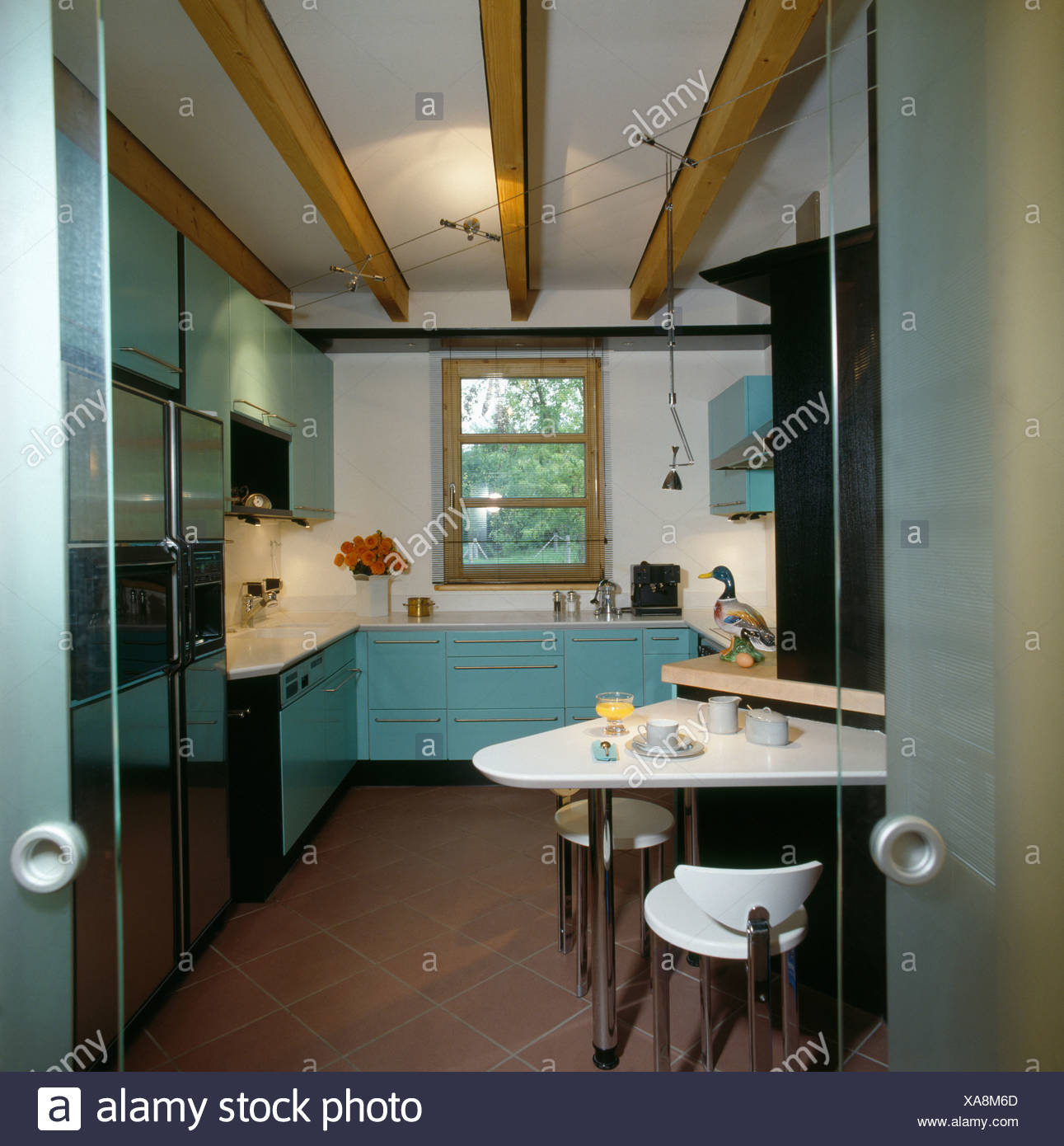 Mélamine blanc table triangulaire et chaises assorties en ...