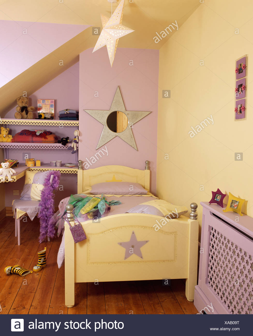 La Chambre De L Enfant Avec Des Murs Pastel Jaune Et Violet Et Jaune Pale Lit Avec Motif En Etoile Photo Stock Alamy