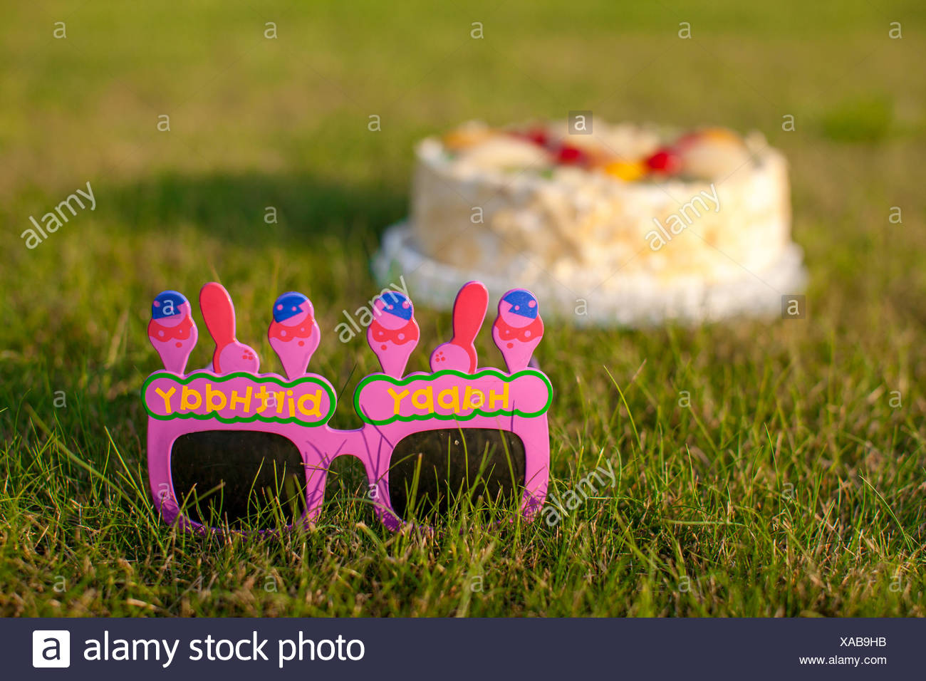 Gateau De Celebration Et De Verres Qui Dit Un Joyeux Anniversaire Photo Stock Alamy Gateau De Celebration Et De Verres Qui Dit Un Joyeux Anniversaire Photo Stock Alamy
