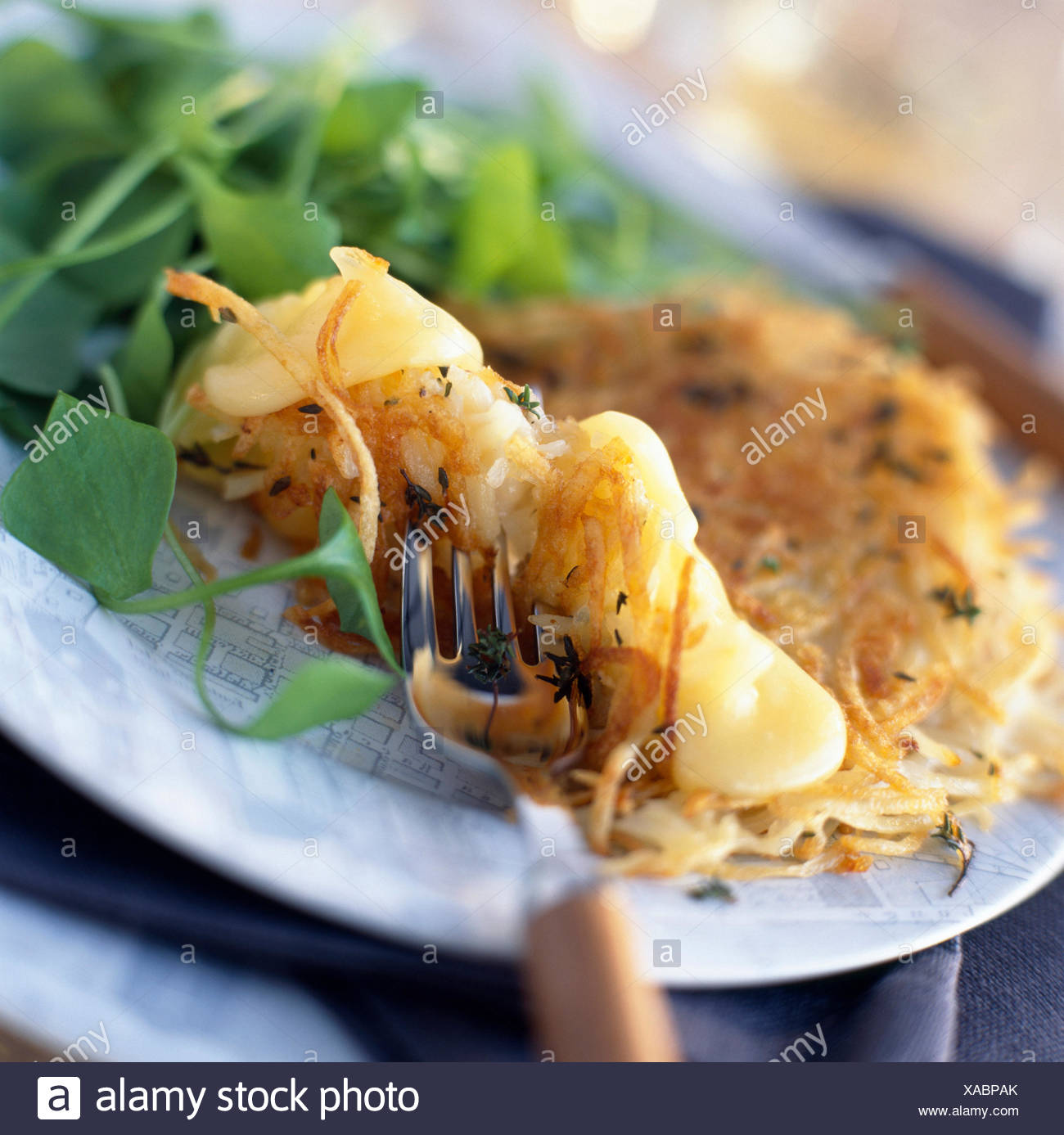 St-nectaire et de pommes de terre crêpes salées Banque D'Images