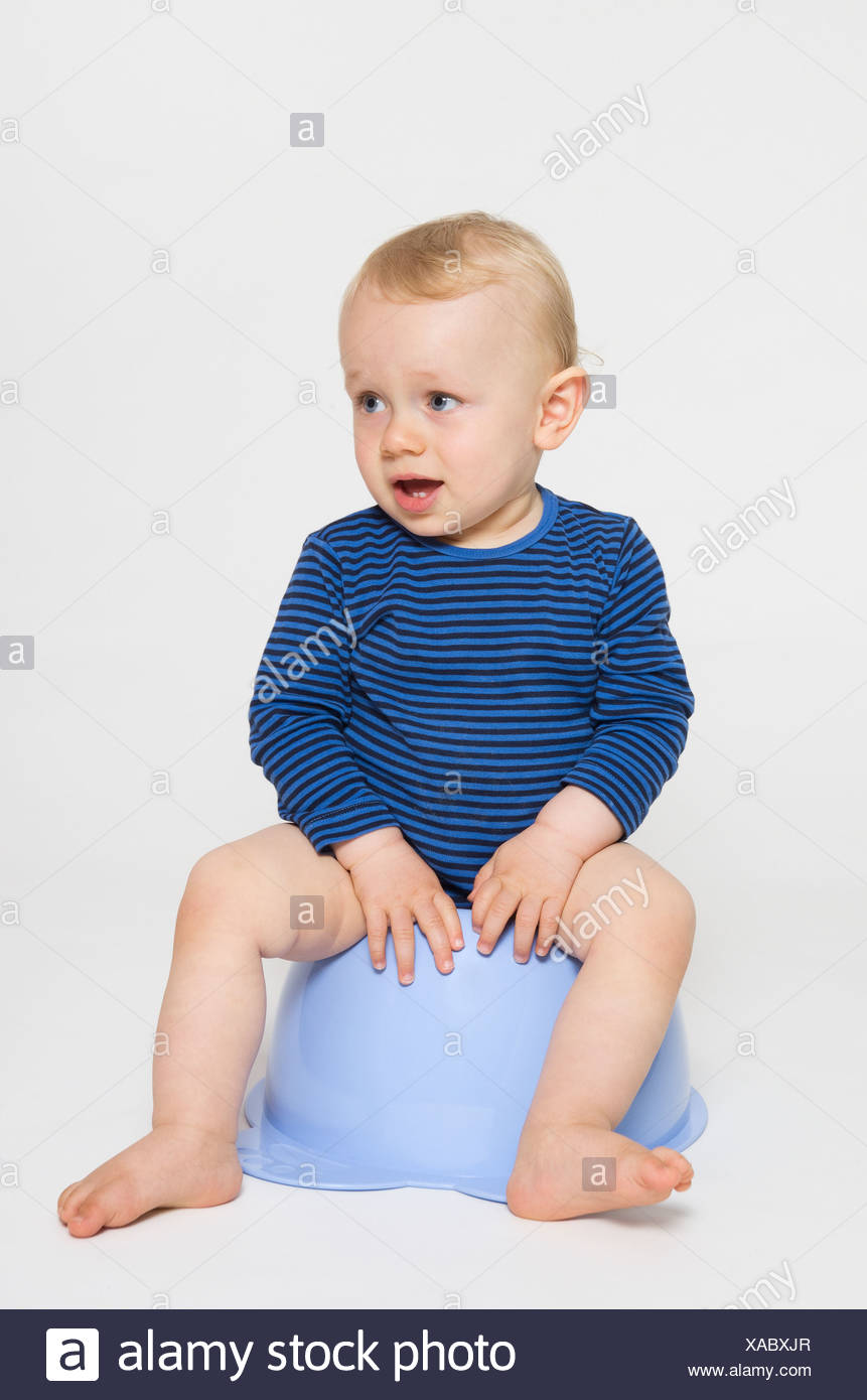 Bebe Garcon Assis Sur Son Pot Studio Shot Photo Stock Alamy