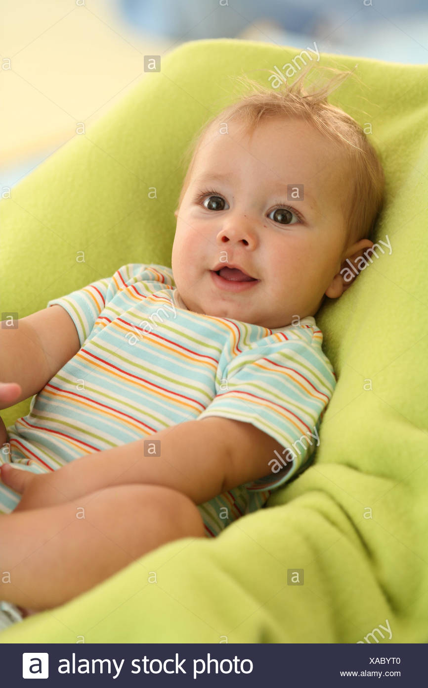 Bebe Sourire 5 Mois De Siege Peel Parution Personnes Modele Enfant Nourrisson Robes Touche Interieur Garcon En Position Arriere S Asseoir Siege Enfant Plafond Vert Pale Heureusement Photo Stock Alamy
