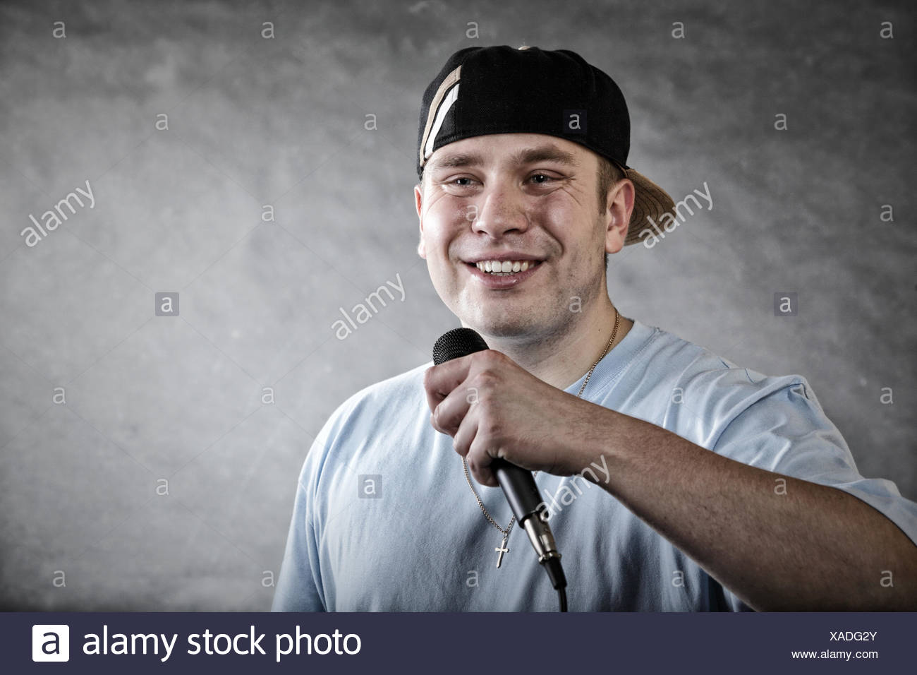 Attitude Rappeur Chanteur De Rap Hip Hop Dancer Performing Jeune Homme Avec Microphone Chant Grunge Fond Noir Photo Stock Alamy