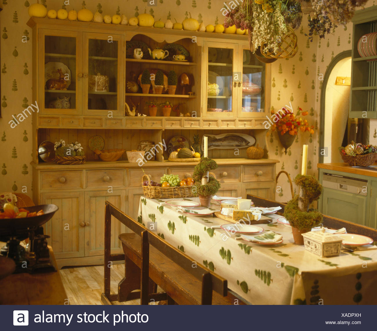 Télécharger gratuitement Images Arbre Topiaire Vert Tissu Sur Table En Cuisine De Campagne Avec dernière par
