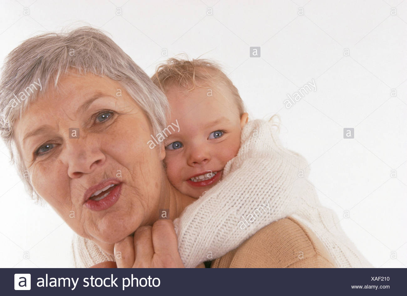 Grand Mère Petite Fille Sourire Rire Pickaback Portrait
