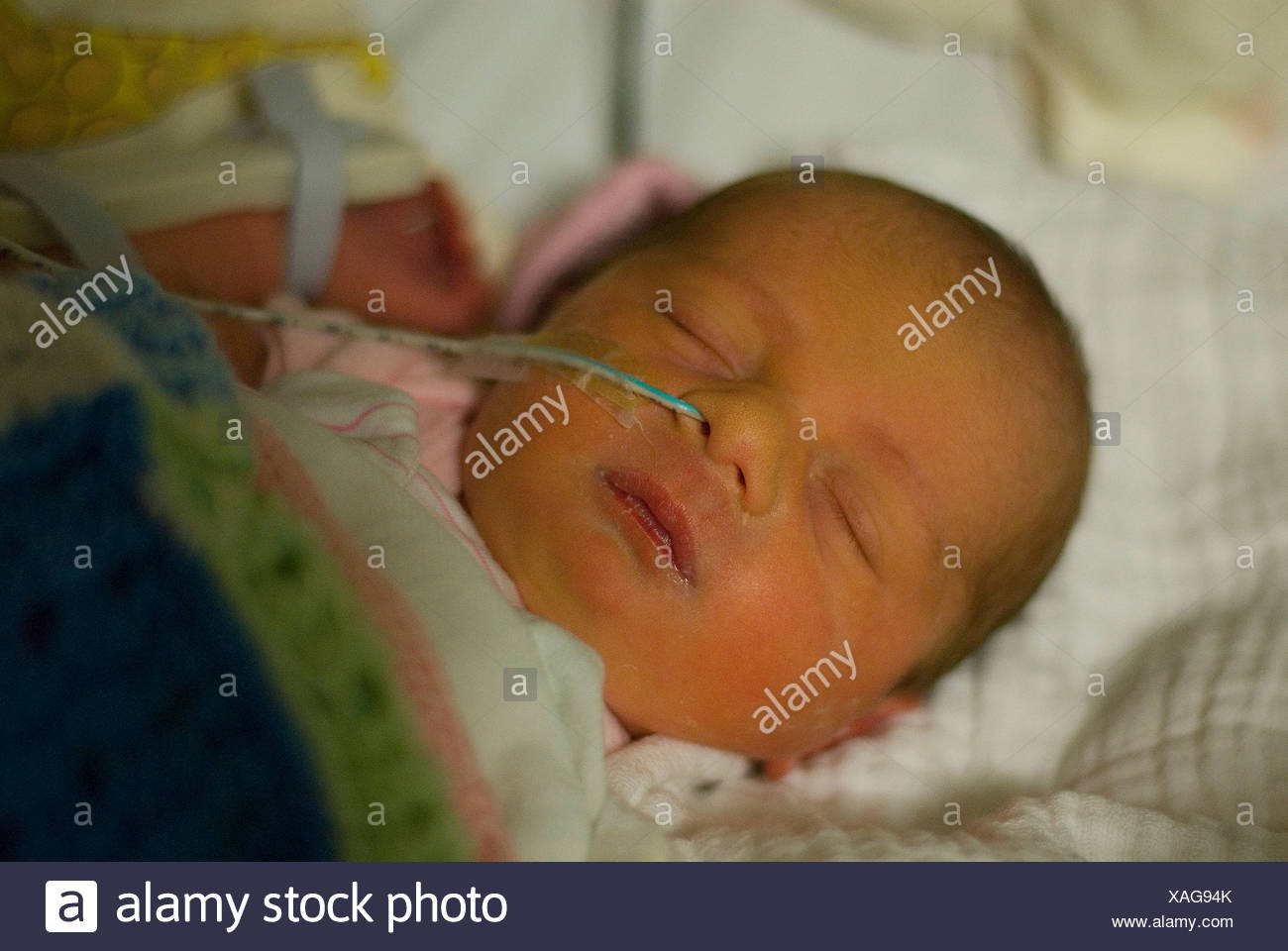 Naissance Bebe Fille Dormir Avec Un Tube Dans Son Nez Vetu D Un Babygrow Blanc Et Rose Photo Stock Alamy