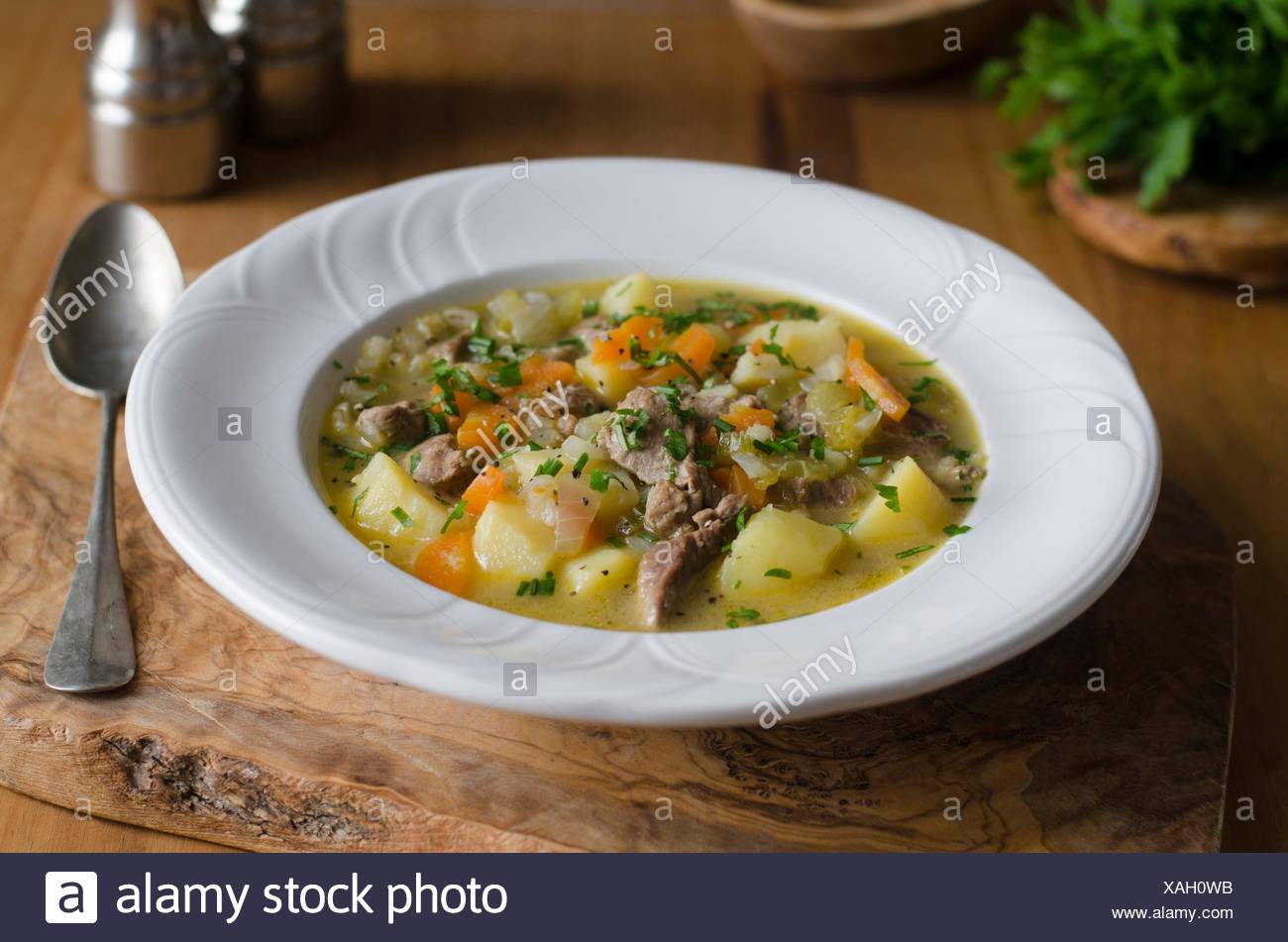 D'agneau, ragoût de pommes de terre et de légumes garni de ciboulette et de persil. Banque D'Images