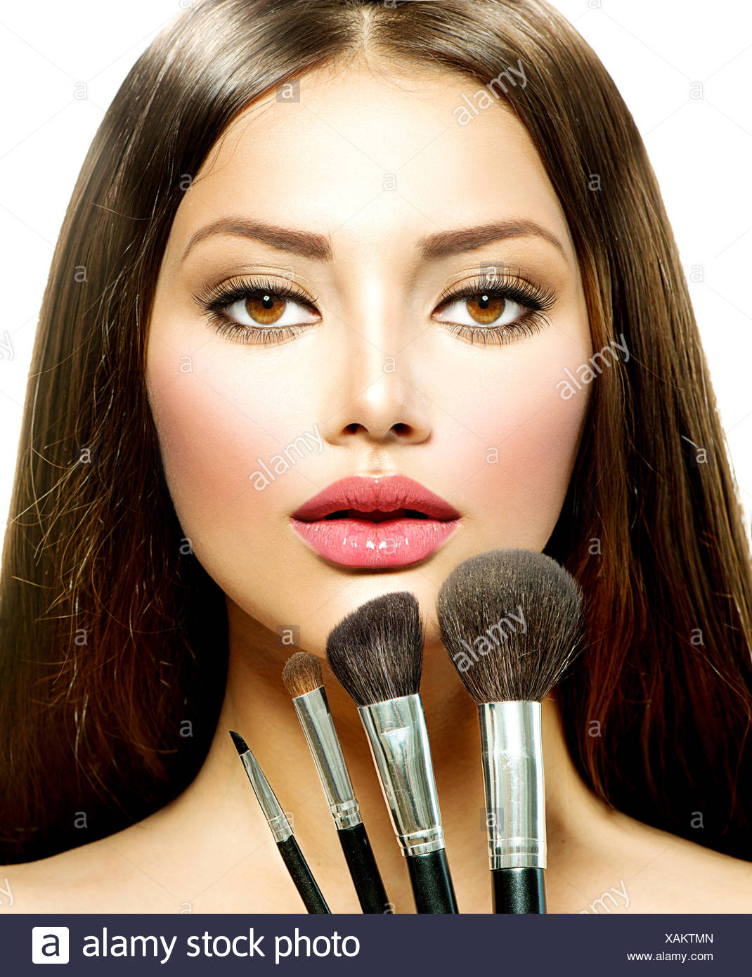Belle Fille Avec Des Pinceaux De Maquillage Maquillage Pour Femme Brune Photo Stock Alamy