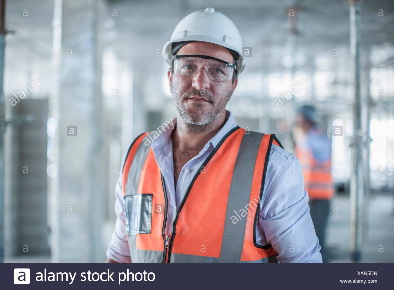 Portrait of mid adult male site manager on construction site Banque D'Images