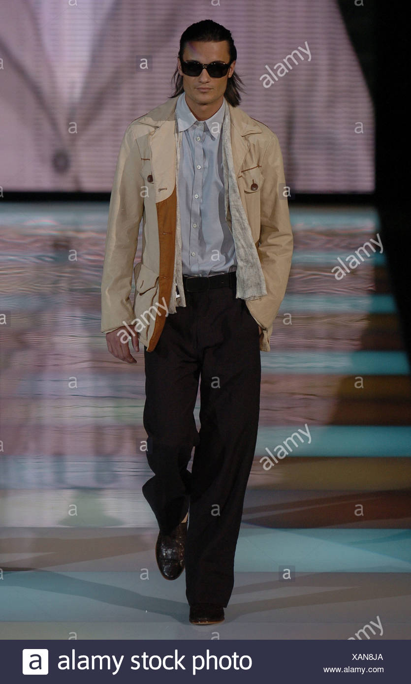 Des Vêtements Mâle SombresVeste Milan S Giorgio Portant Armani wOP08nXNk