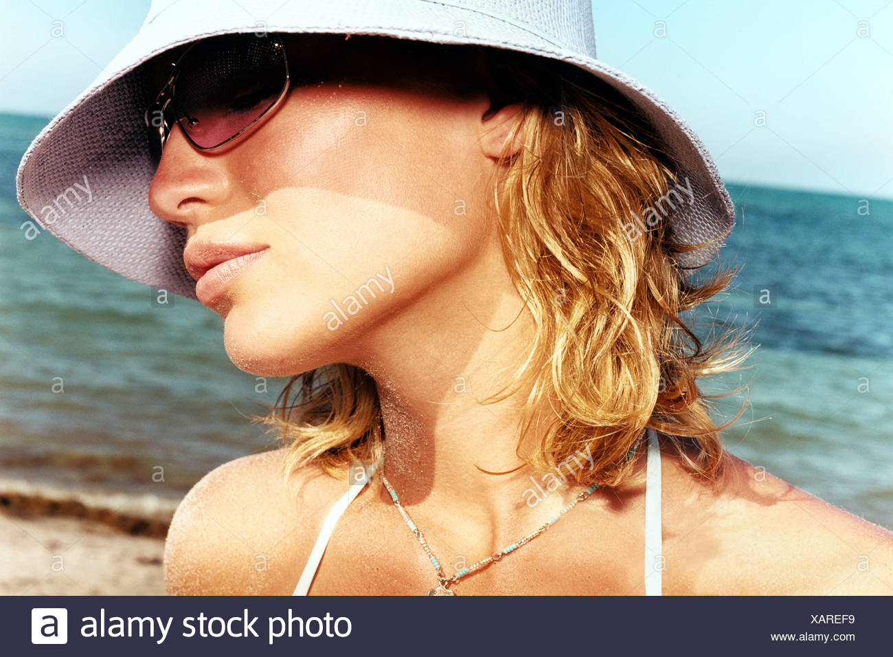 Longueur Dépaule Femme Cheveux Blonds Portant Chapeau