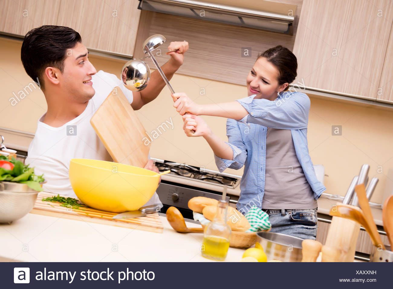 Jeune Famille Faire Drole De Lutte A Cuisine Photo Stock Alamy