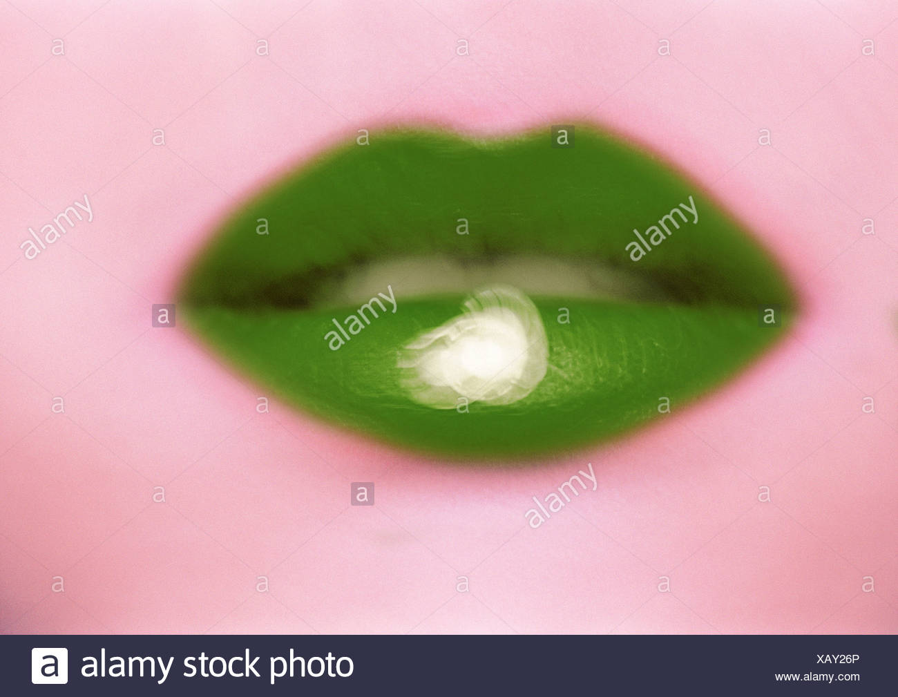 Femme Portant Du Rouge à Lèvres Vert Et Rose Le Visage