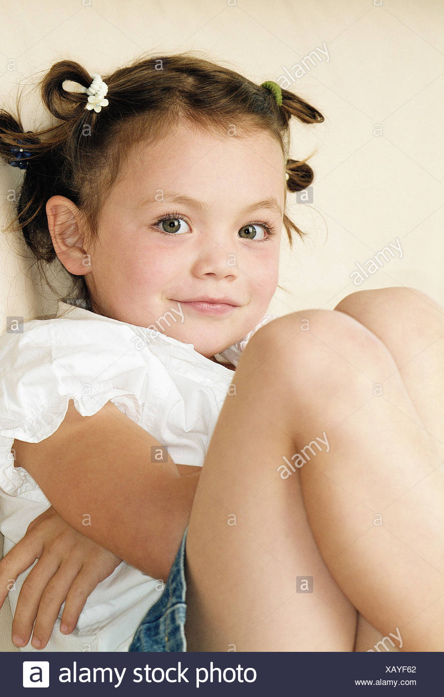 Canape Detail Fille Sourire S Asseoir Portrait Salon Table