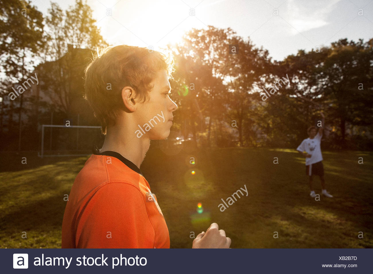Adolescent sur terrain de football Banque D'Images