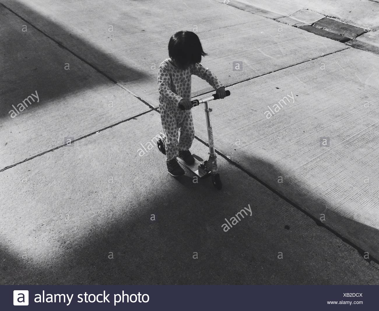 Portrait Of Boy Riding Scooter Push Banque D'Images