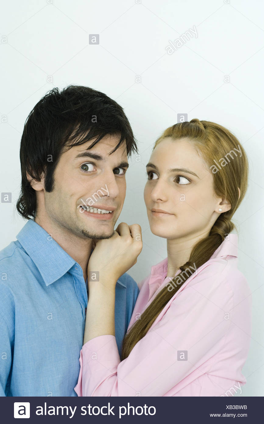 Jeune couple ensemble, l'homme faisant des grimaces à l'appareil photo, man man Banque D'Images