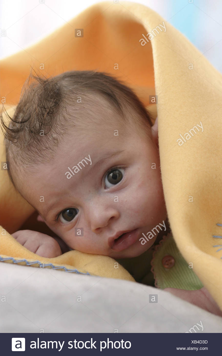 Bebe Mensonge Caps Portrait Sont Etonnes Ascenseur Camera Vue Enfant Petit 3 Mois Enfant Aux Cheveux Bruns La Couleur Des Yeux Marron Position Abdominale Chef Avec Soin L Interet Enveloppe Couverts Confortablement A