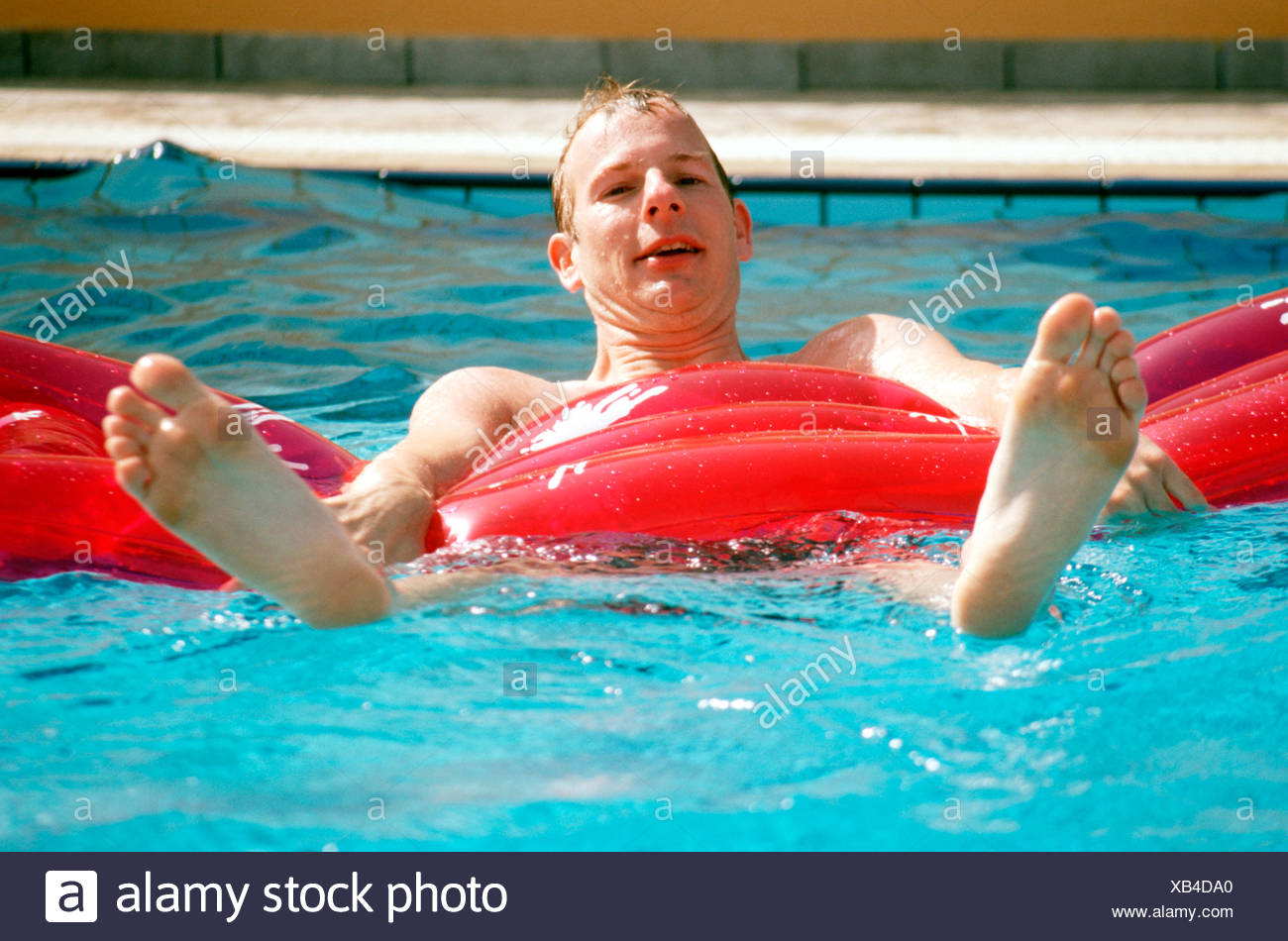 Grandi Drole Homme Jouant Avec Corde Jouet En Piscine Photo Stock Alamy Grandi Drole Homme Jouant Avec Corde Jouet En Piscine Photo Stock Alamy
