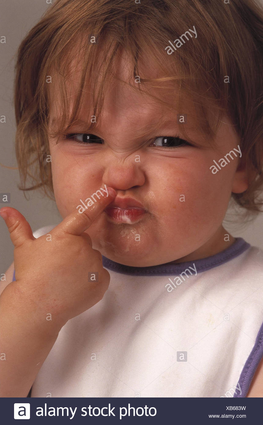 Bebe Doigt Du Nez Du Visage Jouer Portrait Enfant Nourrisson Petite Enfance Nez Bouche Organes De Frottis Nature Insouciante Voir L Appareil Photo A L Interieur Photo Stock Alamy