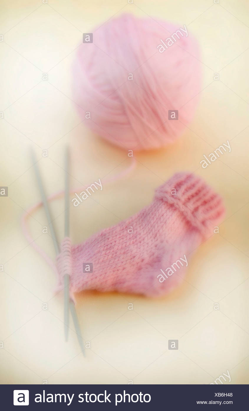 Produits Semi Finis En Chaussettes Bebe Rose Avec Une Balle De Laine Et Des Aiguilles A Tricoter Photo Stock Alamy Produits Semi Finis En Chaussettes Bebe Rose Avec Une Balle De Laine Et Des Aiguilles A Tricoter Photo Stock Alamy