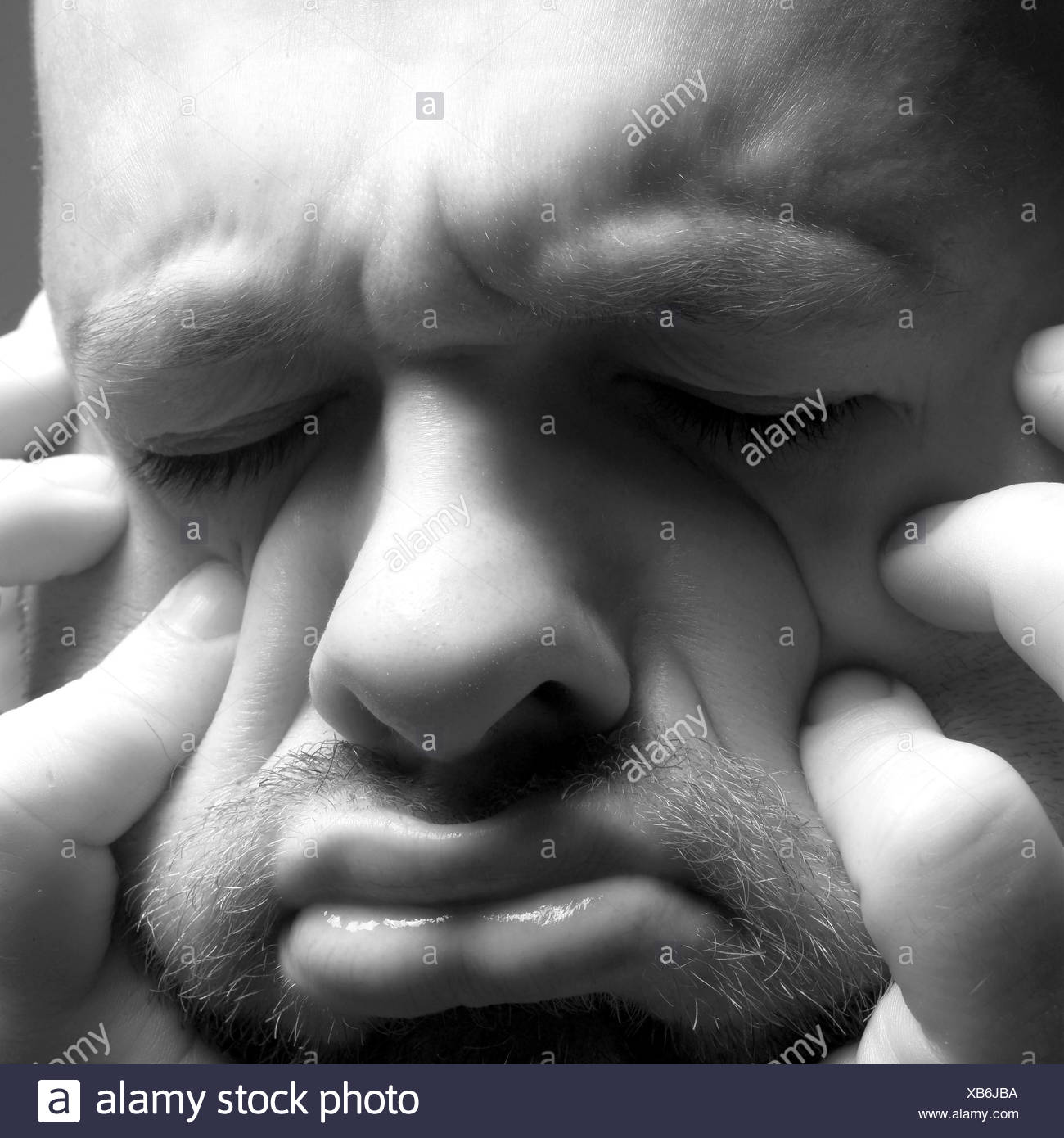 L Homme Tete Reposer Sur Geste Desespoir Desespoir B W Tete A Tete L Humeur De Pensee De Situation De Facon Negative Desespoir Chagrin Soucis Depression Deprime Impuissants Pensez Despondently Malheureusement Supprime Impuissance